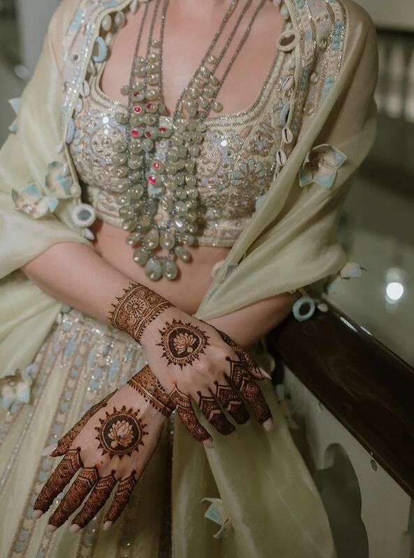 simple bridal mehndi design front hand