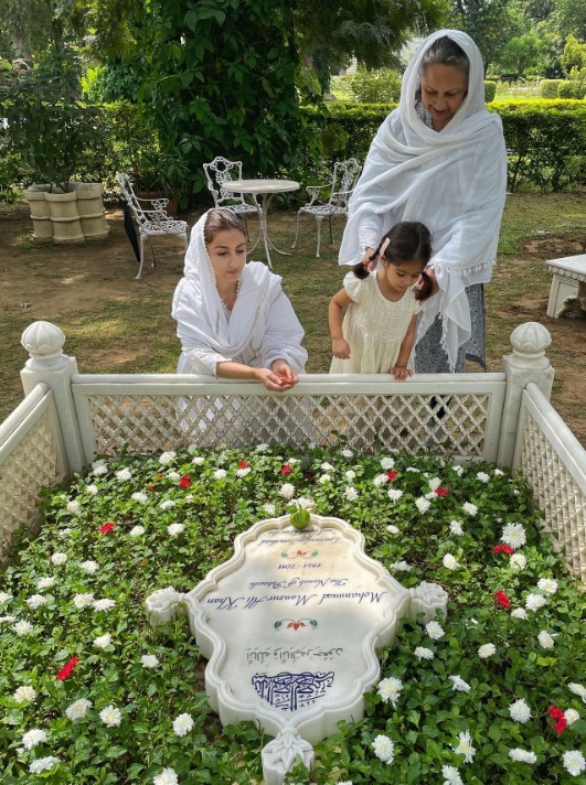 tombs in Pataudi Palace