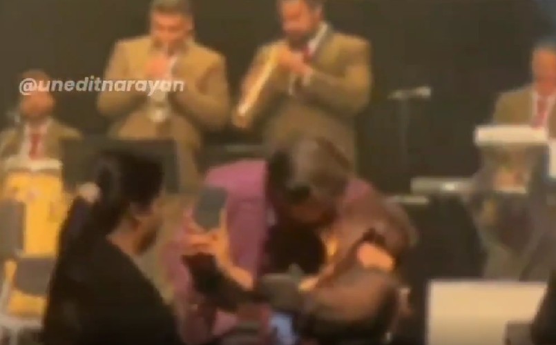Udit Narayan kissing fan