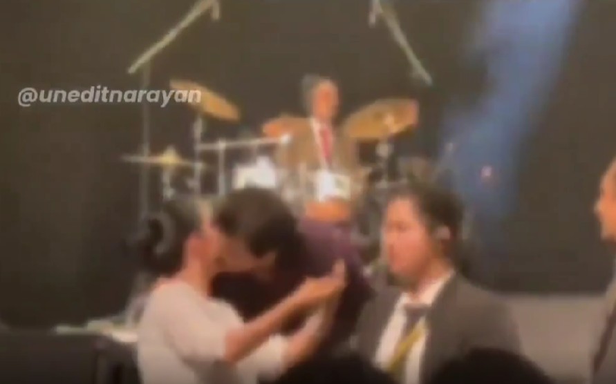 udit narayan kissing fan on the lips