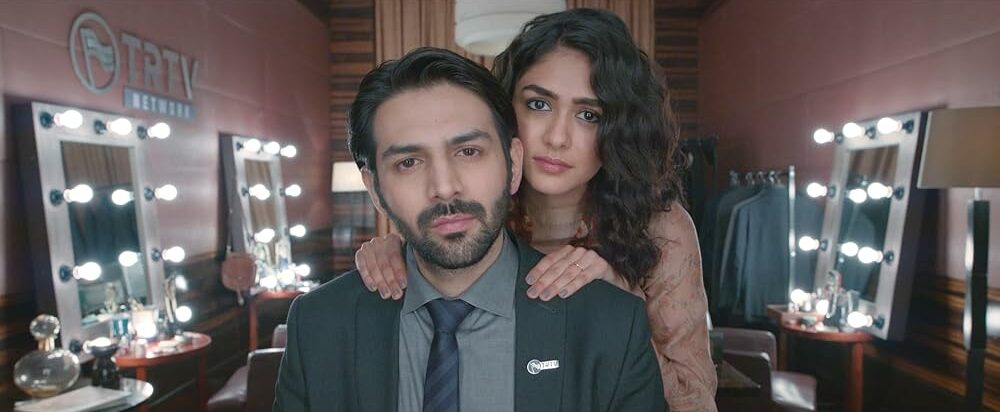 Mrunal Thakur movie Dhamaka with Kathik Aaryan 