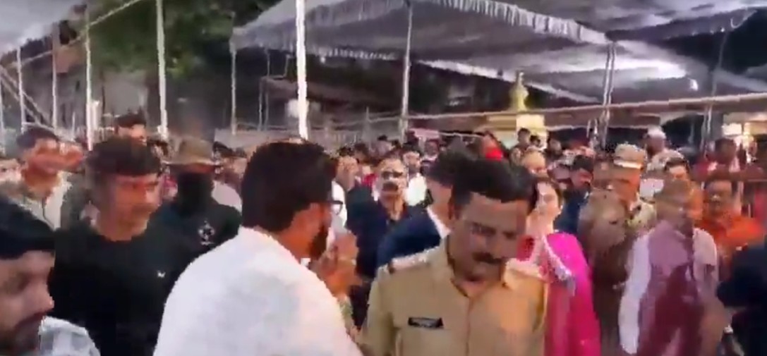 Fan asking Nita Ambani to make Rohit captain again
