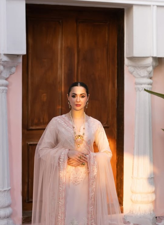 pakistani drama actress Hania Aamir 