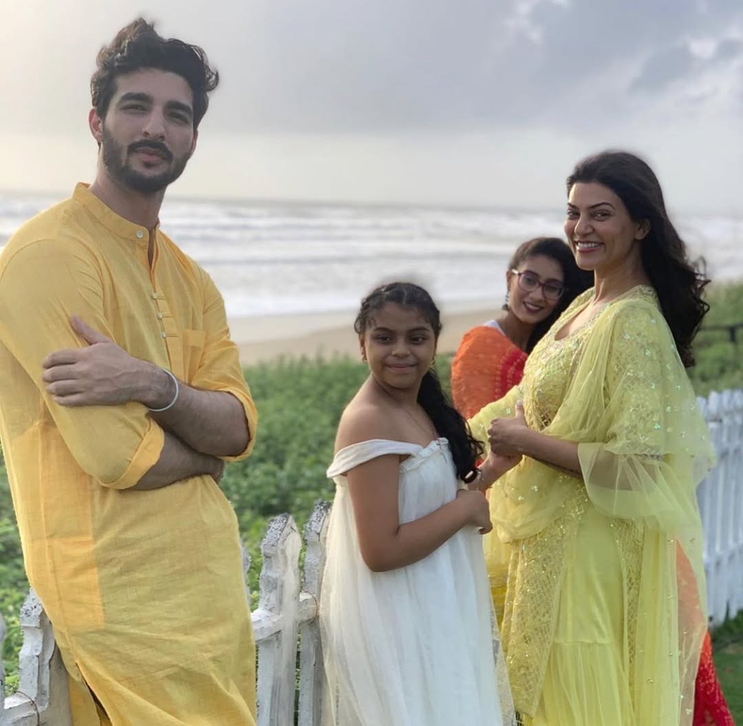Rohman Shawl with Sushmita Sen and daughters