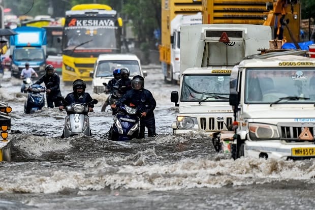 Heavy raining and red alert in mumbai